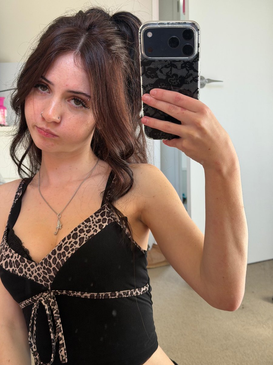 hazelunfiltered's tweet photo. go ahead save it 📸 i'll be in ur camera roll forever now. u're welcome. https://t.co/yQpz3HSEty