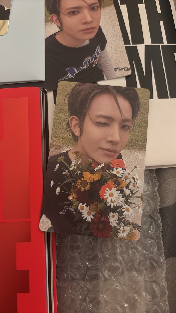 hevvanslees's tweet photo. Pulled pretty flower boyfriend coded Hee in my Weverse album. Nothing else matters today. https://t.co/L3w3e3Iyjw