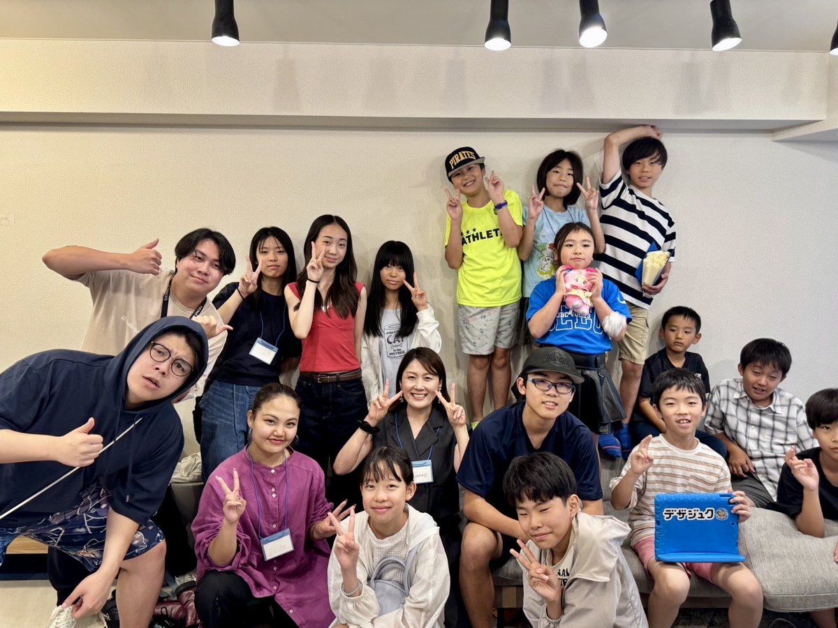 harunatzy's tweet photo. 先日のジュニアビジネス留学「未来の社長会」の続きを少しだけ。

卒業生のピッチ大会は、事前アンケートでは発表希望がゼロでした。それでも当日その場で募ったら、2組が手を挙げてくれました。

そのうちの1組、SHIBUSAWA CUPに挑戦中の中学生チームが発表したのが「野菜ガチャ」というビジネスプラン。ガチャガチャを回すと、廃棄される予定だった野菜と交換できるお店です。

メンターからのフィードバックが、そのまま大人の仕事にも刺さる内容だったので紹介します☺️

「値段を下げるのではなく、買う理由をつくろう」

例に出たのが、コンビニの「涙目シール」。賞味期限の近いおにぎりに泣いた顔のシールを貼り、「助けてください」と添える取り組みです。
コンビニに来るお客様は、そもそも安さを求めて来るわけではない。だからただ値引きしても心は動かない。それを「助けたいから買う」に変えた。

もうひとつが福袋の話。
売れ残りを「割引」として出しても買われないけれど、「福袋」と名前を変えるだけで、何が入っているか分からないこと自体が楽しさに変わる。弱点が、そのままゲーム性になる。

だから野菜ガチャも、「なぜガチャで買うとお得なのか」を1枚のポップにして横に置こう。「スーパーで普通に買えばいいのでは？」への答えを、先に用意しておこう。

中学生がその場でメモを取っていました。 
また、お悩みブレストワークショップで事前に提出してもらったトピックは、進路、友達関係、お金の稼ぎ方、学校に行きたくない日。親には話しにくいテーマを、年の近いメンターと一緒に考えました。

一番ジーンときたのは、「学校の友達に意見が言えない時はどうしたらいい？」という悩みへのメンターの答え。
災害時や運動会のわかりやすい例を交えて「極論。同じゴールがあれば、言い方なんて些細な問題になる。お互いにどういう関係でいたいか、から考えてみて」

親よりも、先輩の言葉が響くときがある✨
この場を続ける理由は、ここにあると思います。