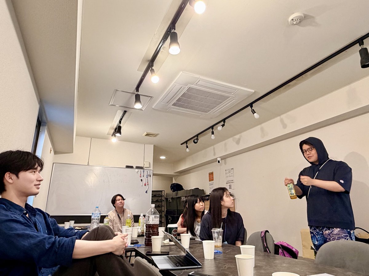 harunatzy's tweet photo. 先日のジュニアビジネス留学「未来の社長会」の続きを少しだけ。

卒業生のピッチ大会は、事前アンケートでは発表希望がゼロでした。それでも当日その場で募ったら、2組が手を挙げてくれました。

そのうちの1組、SHIBUSAWA CUPに挑戦中の中学生チームが発表したのが「野菜ガチャ」というビジネスプラン。ガチャガチャを回すと、廃棄される予定だった野菜と交換できるお店です。

メンターからのフィードバックが、そのまま大人の仕事にも刺さる内容だったので紹介します☺️

「値段を下げるのではなく、買う理由をつくろう」

例に出たのが、コンビニの「涙目シール」。賞味期限の近いおにぎりに泣いた顔のシールを貼り、「助けてください」と添える取り組みです。
コンビニに来るお客様は、そもそも安さを求めて来るわけではない。だからただ値引きしても心は動かない。それを「助けたいから買う」に変えた。

もうひとつが福袋の話。
売れ残りを「割引」として出しても買われないけれど、「福袋」と名前を変えるだけで、何が入っているか分からないこと自体が楽しさに変わる。弱点が、そのままゲーム性になる。

だから野菜ガチャも、「なぜガチャで買うとお得なのか」を1枚のポップにして横に置こう。「スーパーで普通に買えばいいのでは？」への答えを、先に用意しておこう。

中学生がその場でメモを取っていました。 
また、お悩みブレストワークショップで事前に提出してもらったトピックは、進路、友達関係、お金の稼ぎ方、学校に行きたくない日。親には話しにくいテーマを、年の近いメンターと一緒に考えました。

一番ジーンときたのは、「学校の友達に意見が言えない時はどうしたらいい？」という悩みへのメンターの答え。
災害時や運動会のわかりやすい例を交えて「極論。同じゴールがあれば、言い方なんて些細な問題になる。お互いにどういう関係でいたいか、から考えてみて」

親よりも、先輩の言葉が響くときがある✨
この場を続ける理由は、ここにあると思います。