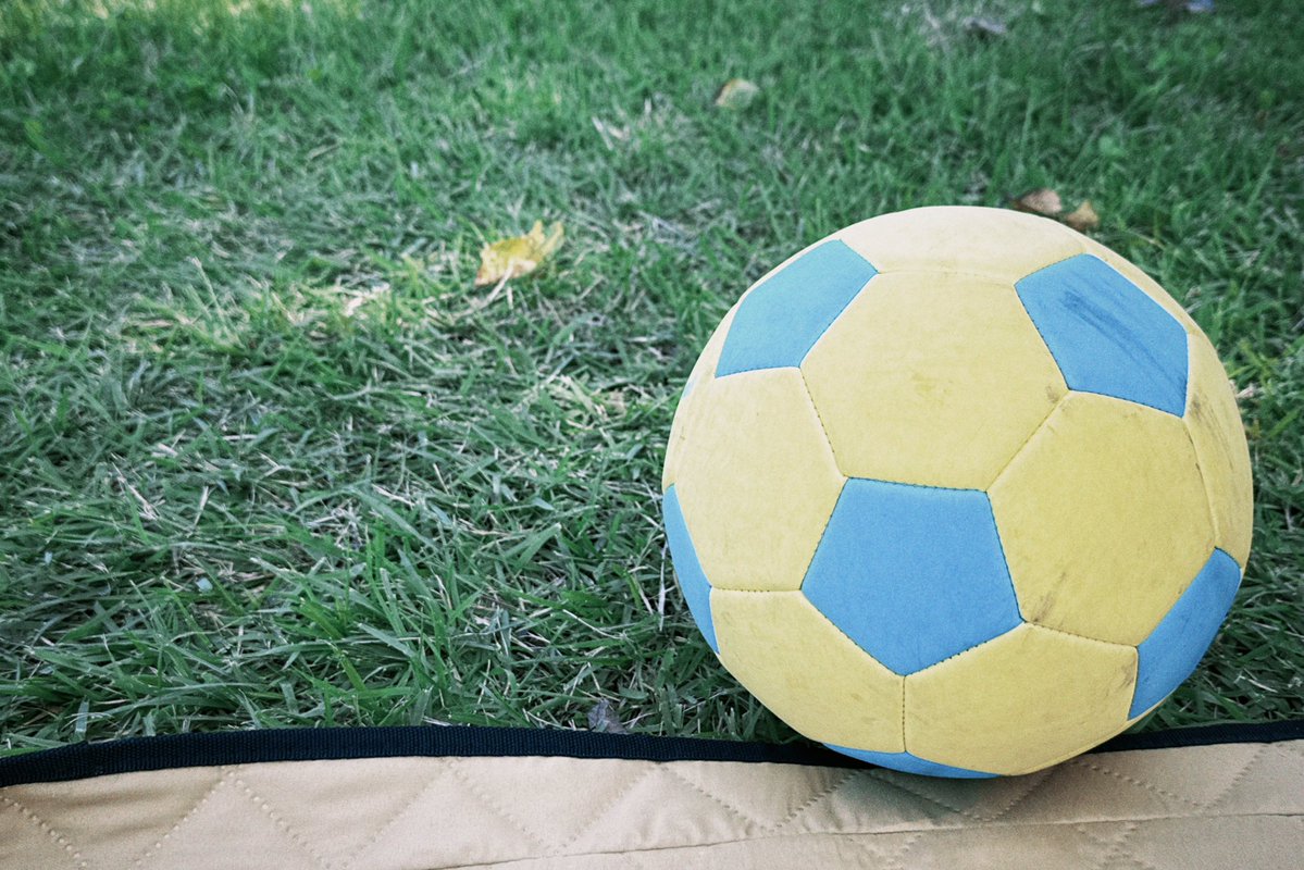 amechannelko's tweet photo. シルバーウィーク最終日は
公園でピクニック&amp;サッカー⚽️🧺
風が気持ち良い〜 https://t.co/KhTqI7L7Gj