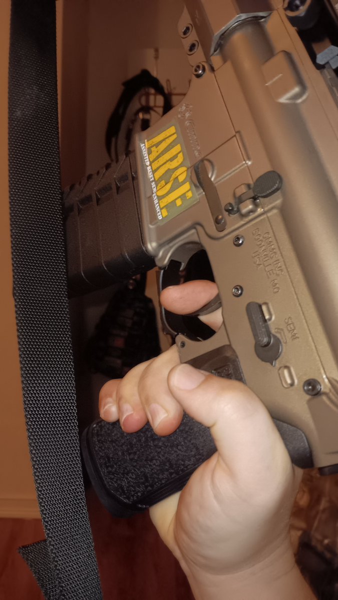 MartyRobbinsX's tweet photo. @Kngsolo305 And I thought my new AR15 grip was kinda dumb https://t.co/tYBLOAKNxp