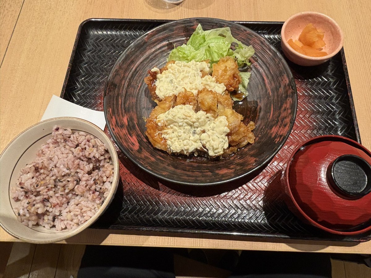 RedCastle_Samet's tweet photo. 怖い話ではないんですよぉ
ただ1人仕事で収録してる時にも、チラチラ人の声が聞こえてね
外で大声出してる人いるのかな？通気口を伝わって聞こえるのかな？ノイズになってないかな？と思ったりしたわけです😆
ただ今日は機材トラブルで何度か収録止まりました😮
いつもはそんな事ないんですよぉ https://t.co/OYwjmMZKmn