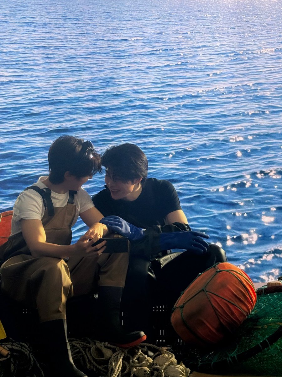 myseokryudan's tweet photo. historians would've said these fishermen were best friends https://t.co/SbTynf5WVx