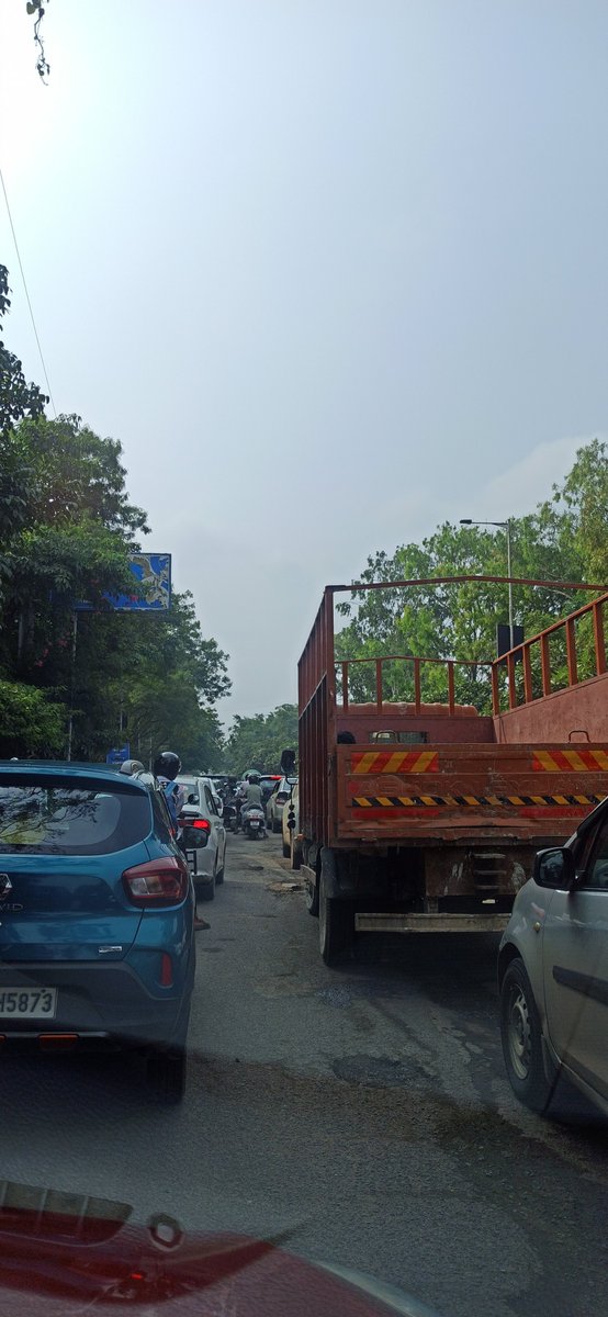 DivyeshLappawal's tweet photo. Massive traffic jam outside Orchid Hotel right now. @PuneCityTraffic @CPPuneCity please look into this, the signal coordination or a vehicle breakdown seems to be causing a huge backlog. #Pune @ThePuneMirror https://t.co/I9F1h8g1ba