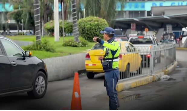 Lagyenews's tweet photo. La ATM reforzará los controles en la Terminal Terrestre de Guayaquil para evitar que taxis y vehículos particulares ingresen al carril exclusivo de buses. Habrá nueva señalización, cámaras y 20 días de socialización antes de aplicar sanciones.

Fuente: Expreso. https://t.co/3DAi6PSGUE