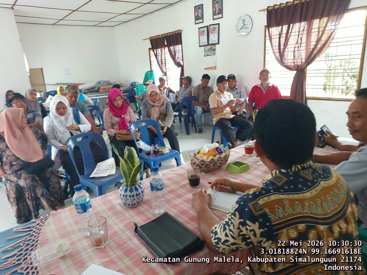 edusamosir's tweet photo. Jumat (22/6), Edward GPS, Luhkan Simalungun, Di Pokdakan Tolu Sahur, menyampaikan informasi tentang Penerimaan Peserta Didik Baru (Pentaru) Tahun 2026 Untuk Pendidikan Tinggi dan Menengah Vokasi. #GiatLuhkanSatminkalMedan #Simalungun #AksesInformasi https://t.co/Hm9k6PUdk2