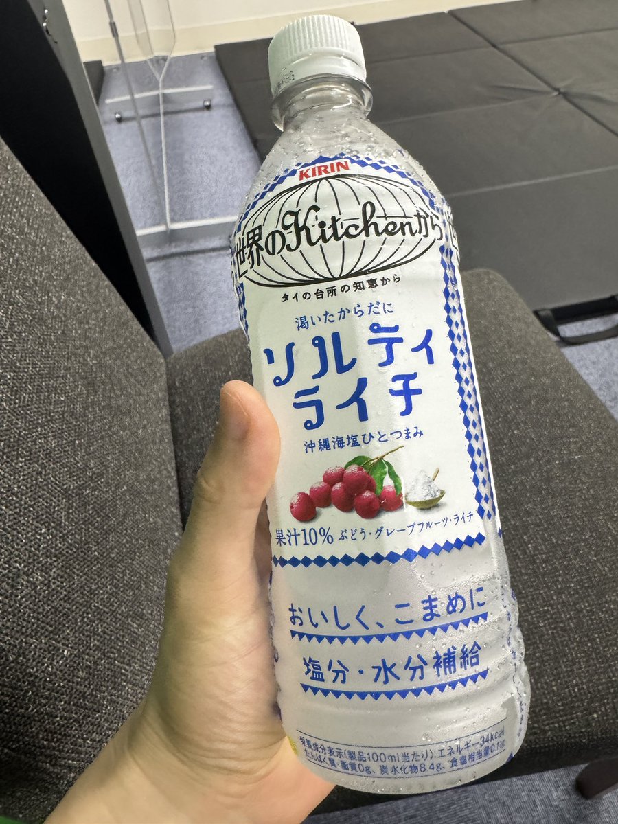 himori_1's tweet photo. 昨日の女優さんが潮ガッツリ吹く人で、
朝11時の段階で7本もソルティライチ飲んでた。

1日のドラマ撮り切る頃には1人で16本も飲んでた。16本×500ml＝8000リットル

もうなんか水の量もだけどそれ以上に砂糖の過剰摂取じゃないかと気になった。

AVの為にカラダ張りまくりなカッコいい女優さんだった。 https://t.co/8tSrMdqgbx
