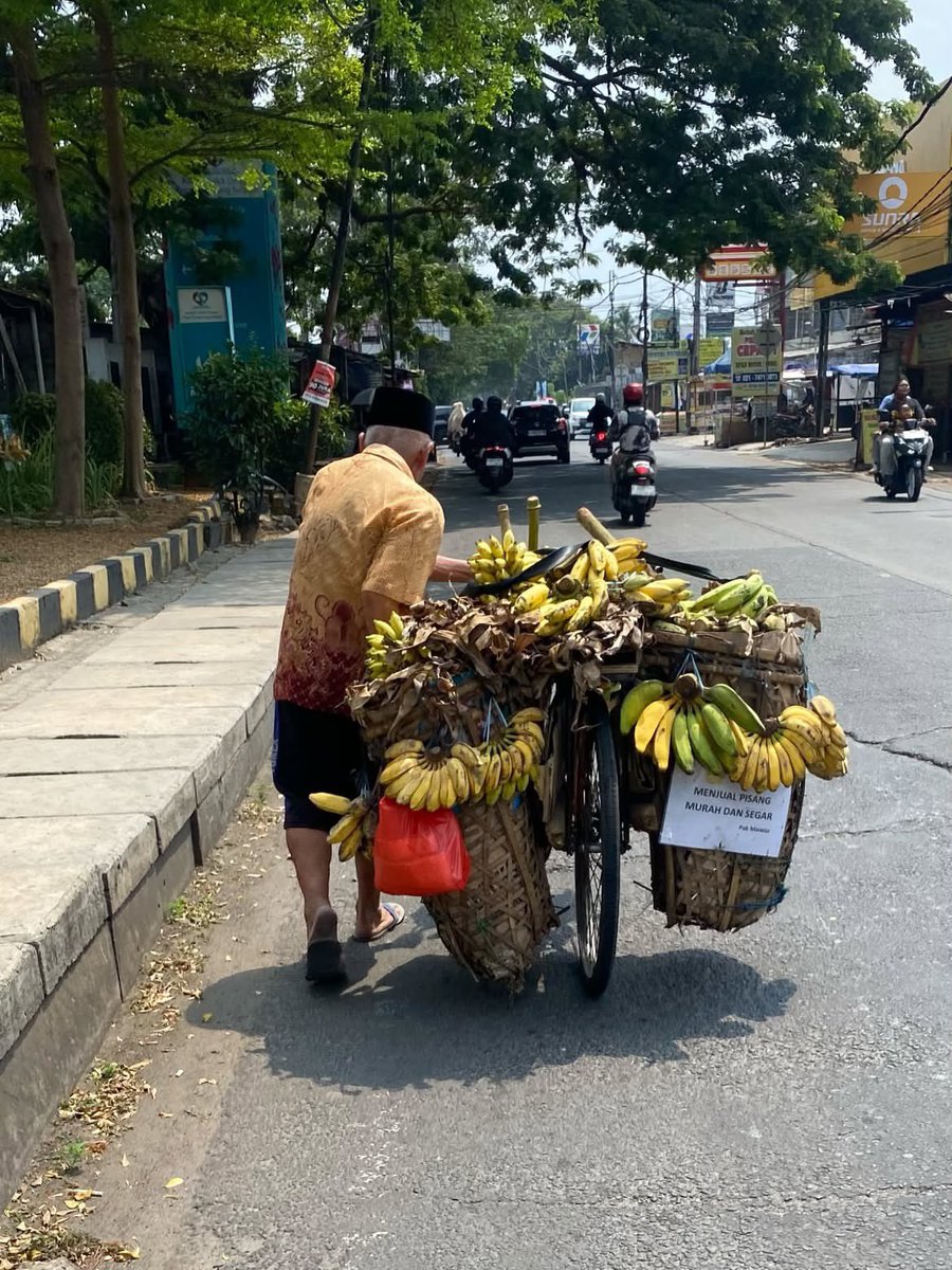 mamahmuda1_'s tweet photo. Temen-temen sekitaran Pamulang, kalau ada rezeki lebih boleh tolong bantu larisin dagang bapak-bapak ini yaa. Aku sering ngeliat mereka di sekitaran Jl. Pajajaran atau area sekitar RSUD.
Terima kasih 🙏🏻 https://t.co/K62TRJkZMX