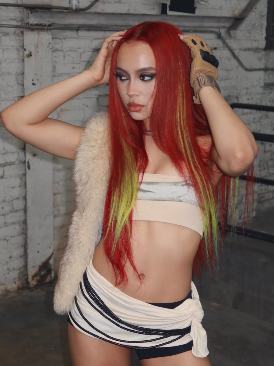 savannasgf's tweet photo. is she aware of how gaggy she is? https://t.co/HSdqdJ5dnU