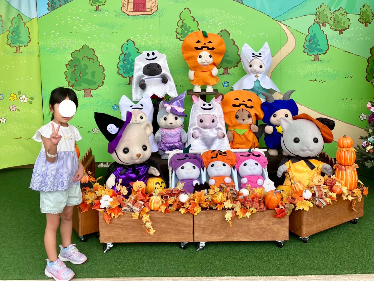 takekko_bb's tweet photo. シルバニアパーク行ってきた〜関西のは思ったよりこじんまり。茨城のはどうなのかな？
ツリーがめちゃくちゃ可愛かった🎃
義父母も来てくれたから5人も赤ちゃんお迎えできて娘は大歓喜〜笑 https://t.co/sO0aaP3gDy