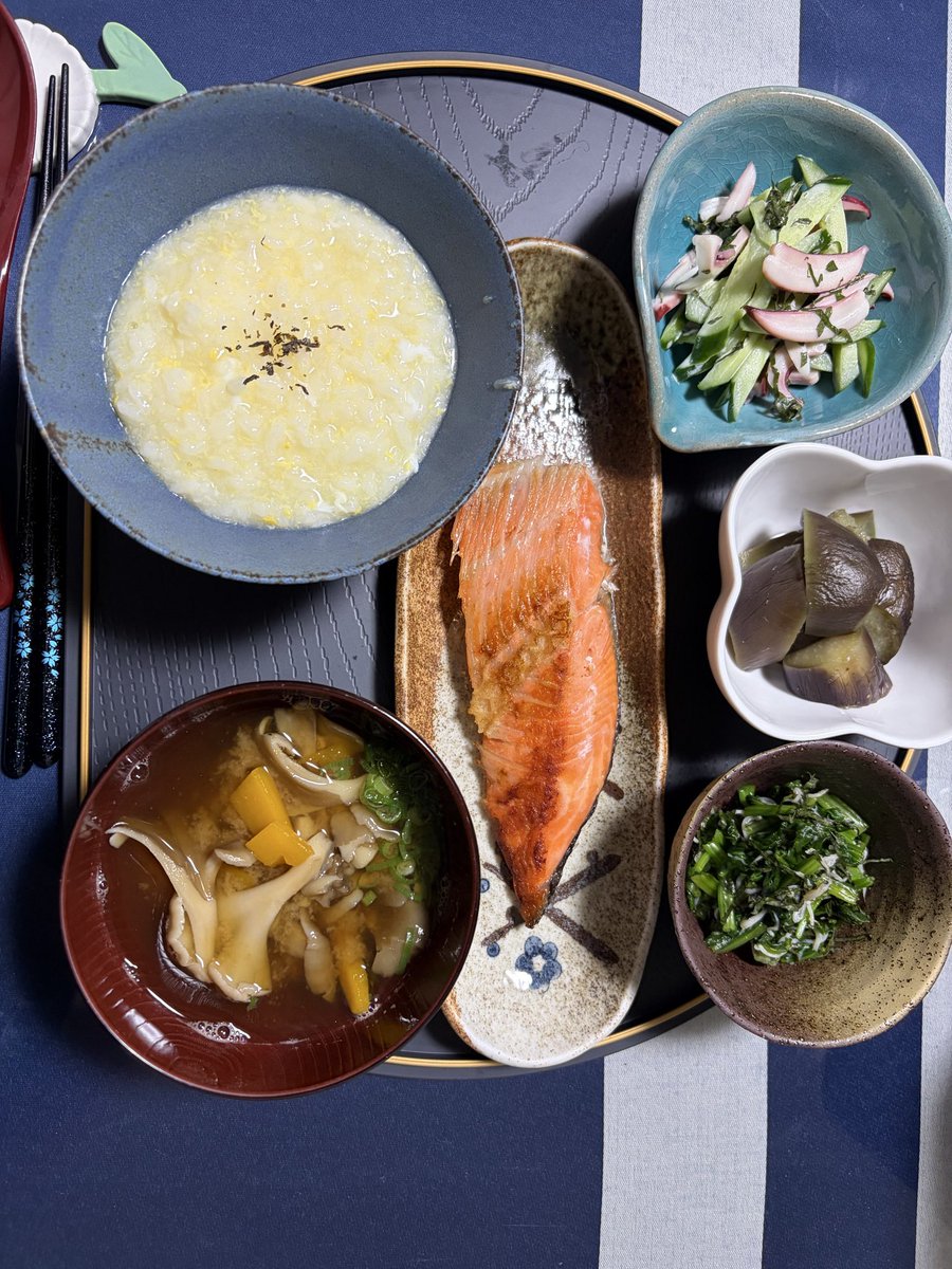 rakuraku__gohan's tweet photo. 夕べから胃が痛いと食欲を失っている主人の為に卵がゆ作りました
おかずもとにかく消化の良い法蓮草のお浸しと焼き鮭、茄子の煮浸し作りました普段食欲旺盛な主人が食べられないなんて心配です休日で病院は休みだし
おき薬飲んで胃を休ませて頂きます
早く良くなるように祈りながら🙏 https://t.co/0I3H8JRDIE