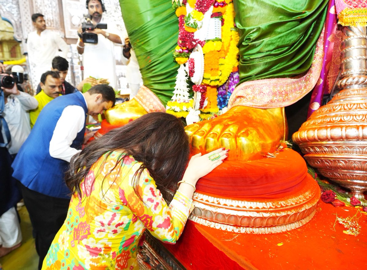 Dev_Fadnavis's tweet photo. ॐ भूर्भुवः स्वः सिद्धिबुद्धिसहिताय गणपतये नमः

मुंबई येथील लालबागचा राजा श्री गणरायाचे सहकुटुंब मनोभावे दर्शन घेतले. यावेळी श्री गजाननाकडे जनतेच्या सुख-समृद्धीसाठी, शेतकऱ्यांच्या भरभराटीसाठी आणि प्रत्येक नागरिकाच्या मंगलमय जीवनासाठी प्रार्थना केली.

@fadnavis_amruta
#Maharashtra #GanpatiBappaMorya #Ganeshotsav