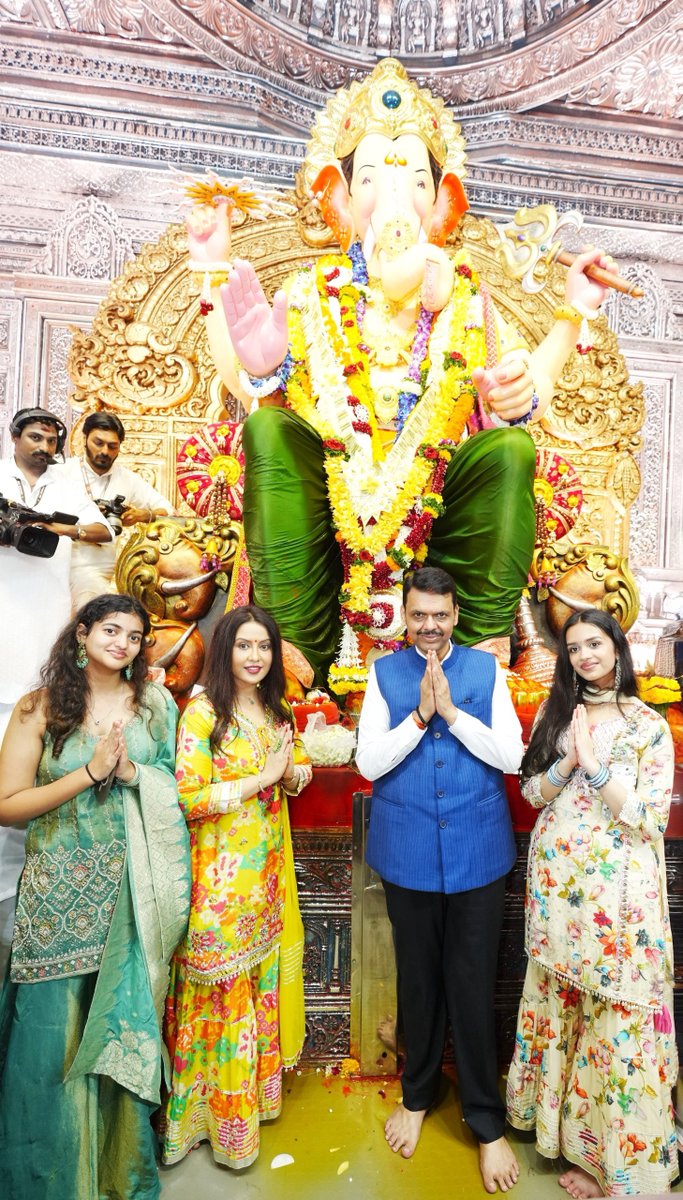 Dev_Fadnavis's tweet photo. ॐ भूर्भुवः स्वः सिद्धिबुद्धिसहिताय गणपतये नमः

मुंबई येथील लालबागचा राजा श्री गणरायाचे सहकुटुंब मनोभावे दर्शन घेतले. यावेळी श्री गजाननाकडे जनतेच्या सुख-समृद्धीसाठी, शेतकऱ्यांच्या भरभराटीसाठी आणि प्रत्येक नागरिकाच्या मंगलमय जीवनासाठी प्रार्थना केली.

@fadnavis_amruta
#Maharashtra #GanpatiBappaMorya #Ganeshotsav