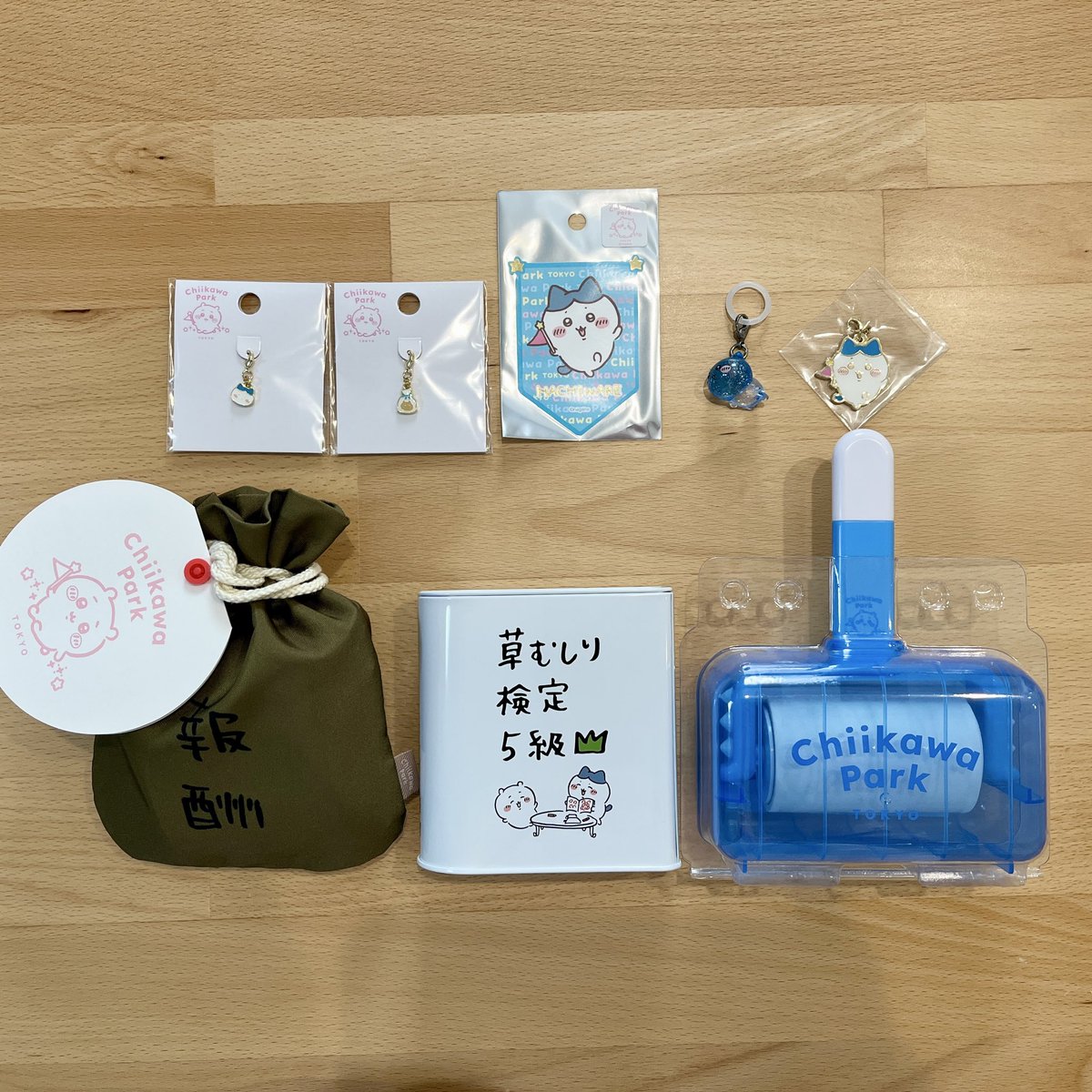 yukichi619's tweet photo. #ちいかわパーク
の戦利品👏
さすまたのコロコロ
報酬クッキー
草むしり検定クッキー（うさぎの3級と2級があった！)
ミニチャーム
ステッカー
来場特典はハチワレめじるし💙
ゲームの参加賞？ハチワレキーホルダー💙
パークで使った3Dメガネもかわいい https://t.co/hG7rvawDnj