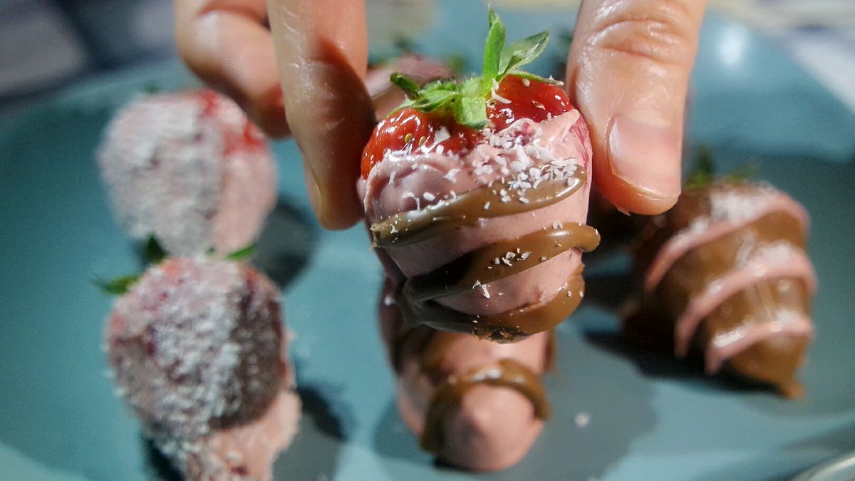 BlackBees7's tweet photo. Took a 10-minute break to dip fresh strawberries in melted dark chocolate—sweet, juicy, and 5 minutes of pure joy. https://t.co/CTVnNq78jQ
