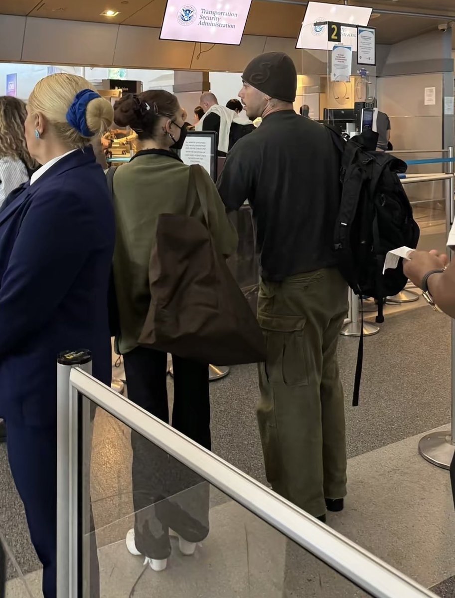 godisawomanag's tweet photo. ariana and boyfriend ricky alvarez seen at Ft. Lauderdale International Airport https://t.co/tH8mUoVtJ2