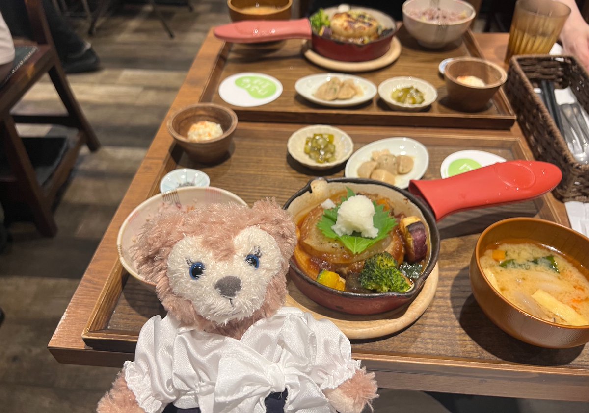 shelliko's tweet photo. おは！
昨日はお友達に誘われて宝塚歌劇団雪組さんのポーの一族を観てきました☺️
美しい世界に束の間だったけど浸かれて幸せでした🥹
観劇後はお友達と怒涛のお喋りタイム♡
楽しい1日でした🥰
メイちゃむ、主人公エドガーのコスはちゃまさんが作ってくれました♪いつもありがとう♡
@chama_chama_D https://t.co/mit8qZT3vN
