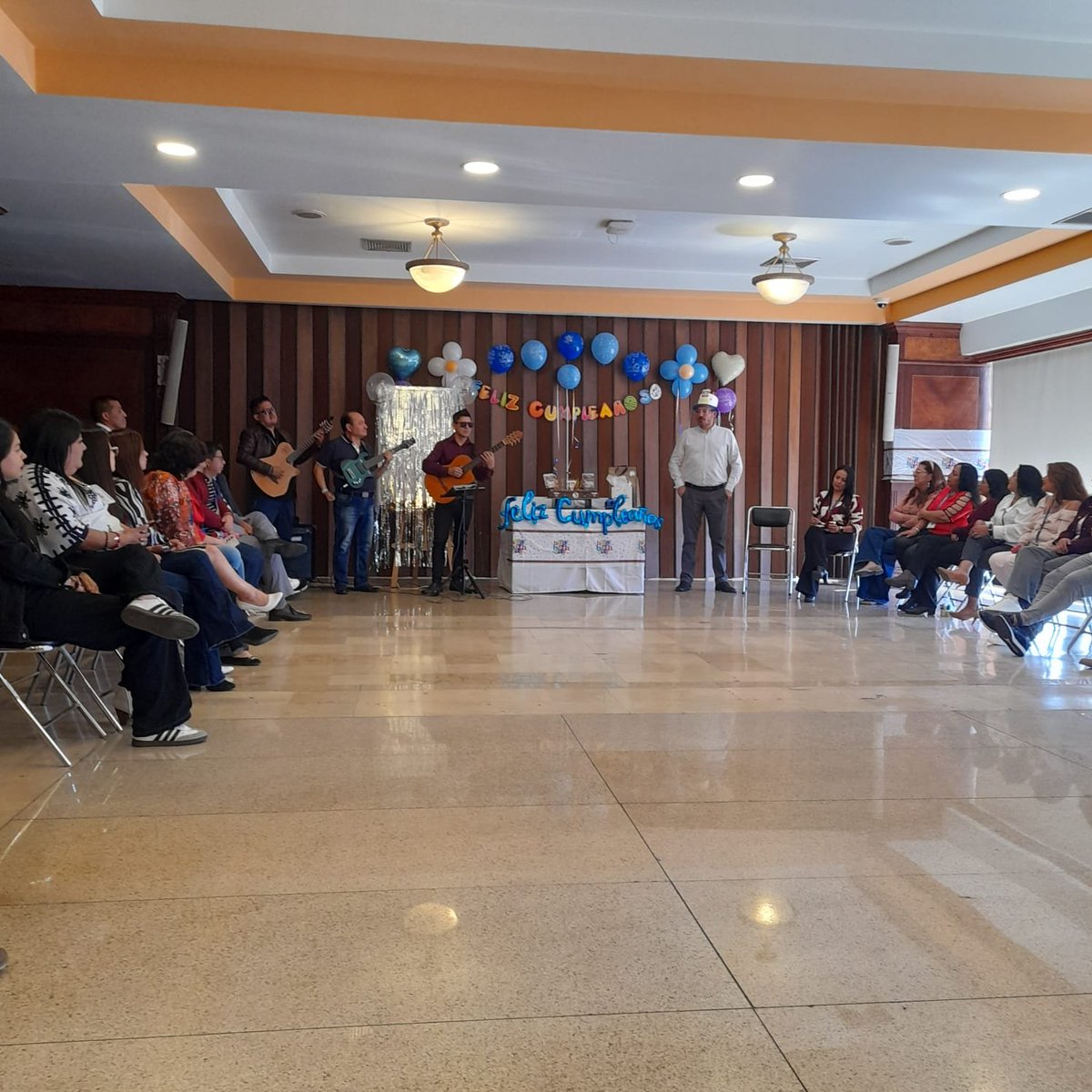 lahistoriaec's tweet photo. Aquí se gana y se goza, la Contraloría que espere. La
@ContraloriaECU ordenó a la prefecta de Pichincha @PaolaPabonC destituir al director Administrativo y Talento Humano, Javier Lemos, @javalejo. Pero @PichinchaGob le celebró su cumpleaños este día en el Salón de la Provincia, por todo lo alto y hasta con guitarreada. La orden de destitución es por no entregar información y obstaculizar el trabajo del organismo de control. Vía @CarlaMaldonadoP #Quito