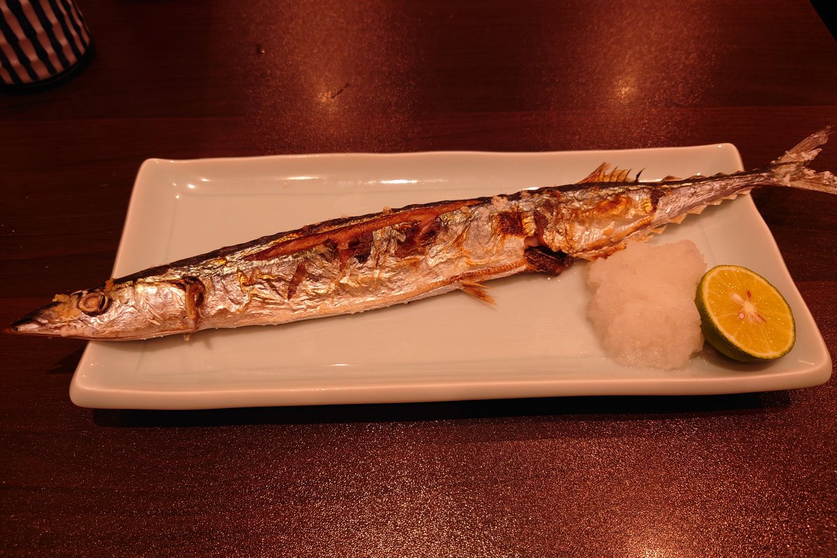 JUN791209's tweet photo. 豊洲市場の天房さんにて朝ごはん。
さんま塩焼、てんぷら（きす、ほたて）、さんま甘酢漬等を注文☺
ふっくらジューシーなきす天、半生で甘〜いほたて天が美味しかったです。
酢で〆たさんまにわさびをつけていただくのもいいですね!程よく脂がのったさんまは、ほろ苦いはらわたが絶品でした😊 https://t.co/Ch1BtiXwL4