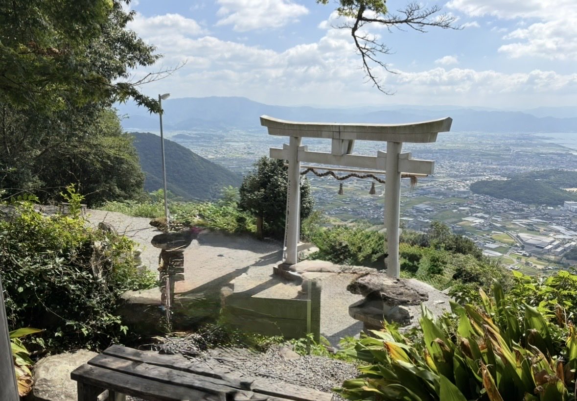itsu_sriracha's tweet photo. 香川県観音寺市の
高屋神社さん⛩️
下調べをしていなくて…
山道1.5キロ上りました
木の杖をつきながら
行き交う人たちと励まし合いながら　　
着いた先は絶景でした https://t.co/9WuGCTEkIQ