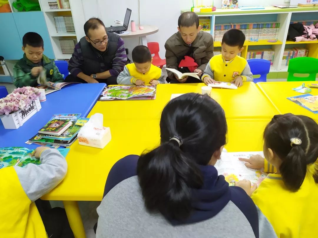 endah_herbani's tweet photo. Neighbors helped each other set up the community book corner today! Little kids picked picture books, and elders shared their old story collections. Warm afternoon with sweet connections.， https://t.co/0TyJnFppLI