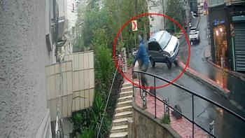 75_saniye's tweet photo. Kaldırımda yürüyen yaya, el freni çekilmeyen otomobilin altında kalmaktan son anda kurtuldu.

O anlar kameraya yansıdı. https://t.co/maVZa8GWcE