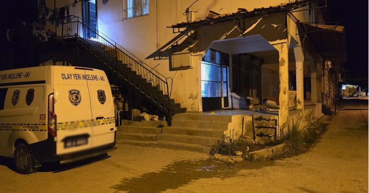 75_saniye's tweet photo. Muğla'nın Milas ilçesinde aynı evde kalan iş arkadaşları arasında bıçaklı kavga çıktı.

Olayda 1 kişi hayatını kaybetti, 2 kişi yaralandı. Kaçan 2 şüpheli yakalandı. https://t.co/SoVDDMZ6YX