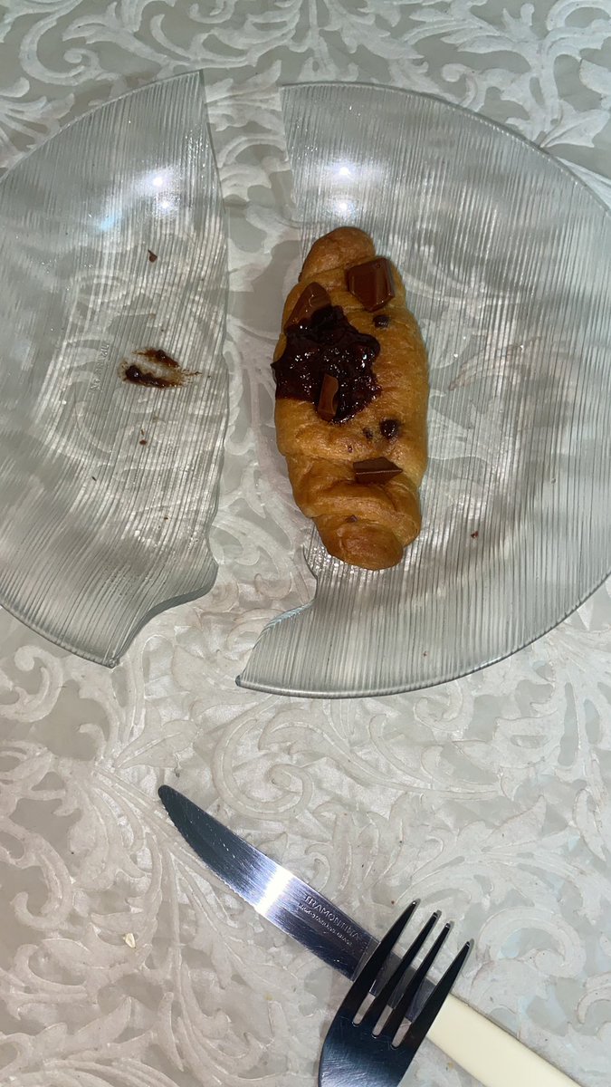 gabrielverstapp's tweet photo. ta foda a vida pqp nem se pode mais comer em paz comi mesmo assim agora to no hospital com caco de vidro no estômago e na garganta https://t.co/JaqWCueYCL