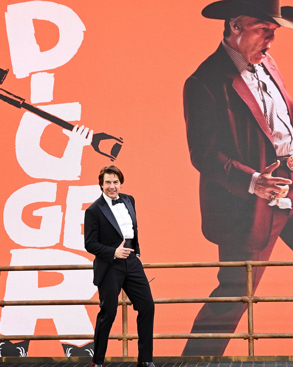 TomCruise's tweet photo. Tonight has been an absolute joy and an honor. Thank you to The Royal Family, the city of London, and to all in attendance of our official Royal Premiere of DIGGER! Alejandro, the cast, and I had so much fun.

1/3 https://t.co/bnRd4hAHlW