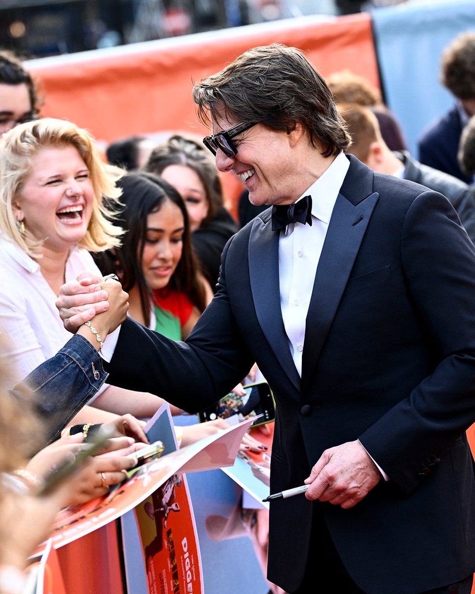 TomCruise's tweet photo. Tonight has been an absolute joy and an honor. Thank you to The Royal Family, the city of London, and to all in attendance of our official Royal Premiere of DIGGER! Alejandro, the cast, and I had so much fun.

1/3 https://t.co/bnRd4hAHlW