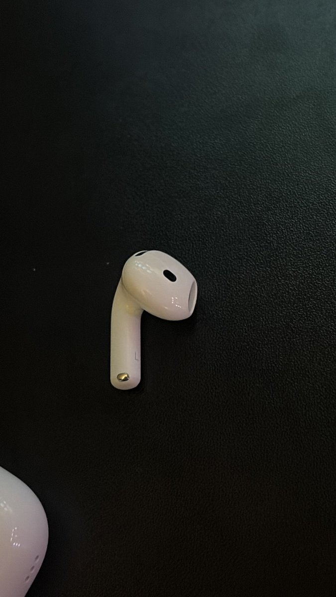 blupabb's tweet photo. @DealsFinderIO Sorry for not updating. Just got them home and they're barely used I'd say. No original box tho, only the Airpods in a bag. 

No owner was detected so I have it connected to Find My. 

Beautiful steal. Thanks. @DealsFinderIO https://t.co/ahpInbmQas