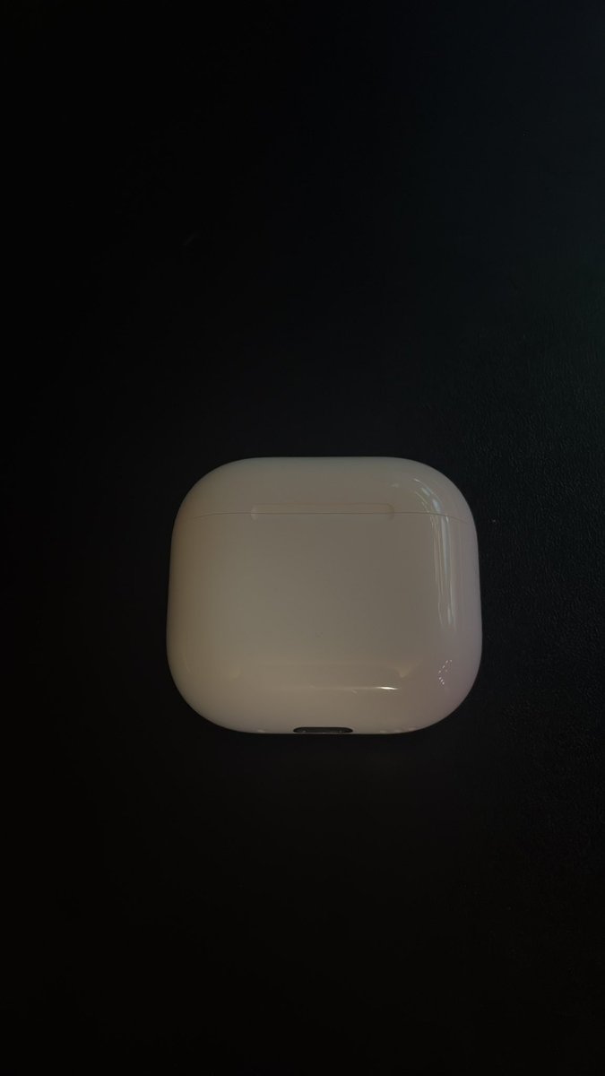 blupabb's tweet photo. @DealsFinderIO Sorry for not updating. Just got them home and they're barely used I'd say. No original box tho, only the Airpods in a bag. 

No owner was detected so I have it connected to Find My. 

Beautiful steal. Thanks. @DealsFinderIO https://t.co/ahpInbmQas