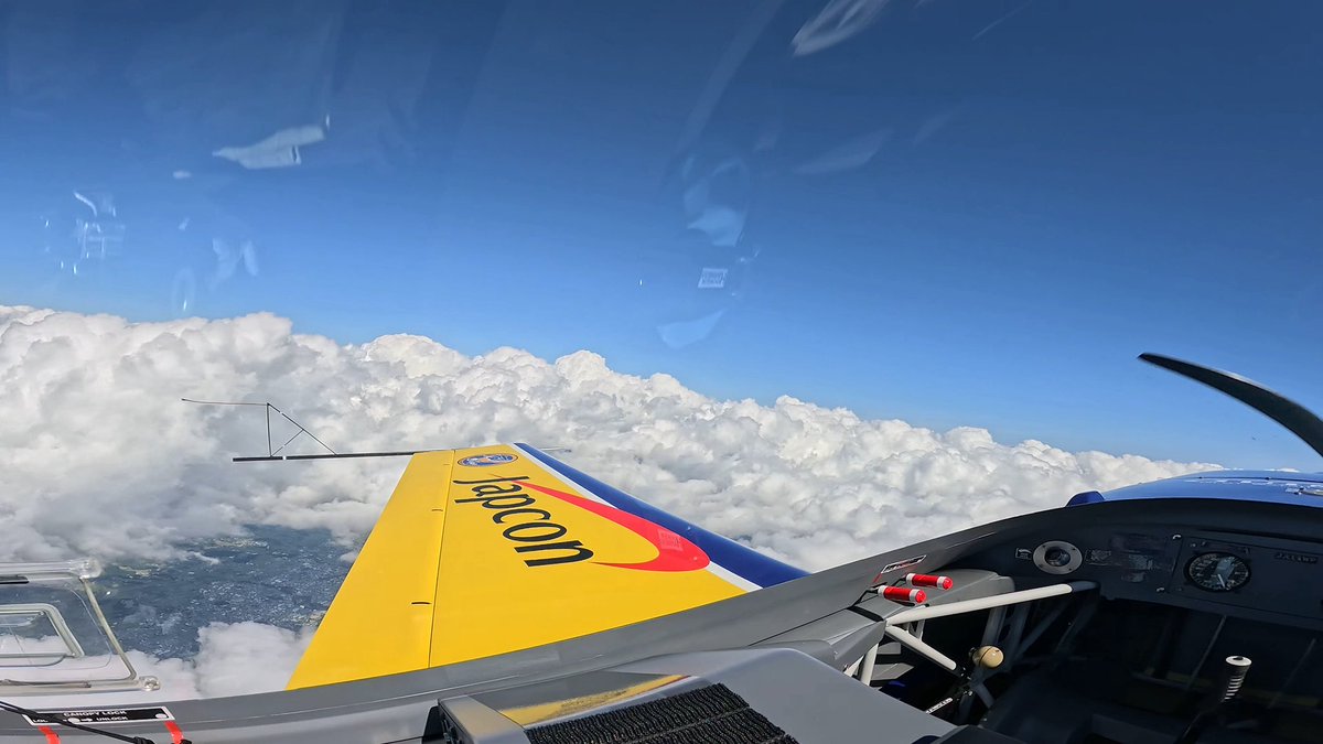 JA14WP's tweet photo. 5500ftは向かい風でGSが136ktだったけど、9500ftでは追い風で180kt弱だったの。本当は7500を飛びたかったけど雲がこんなでした。地上は台風一過の快晴でも、空から見るとpatched cloudのせいで案外こんな景色になったりします。富士山はモクモクの雲に埋もれてました。 https://t.co/50hpQyADo7