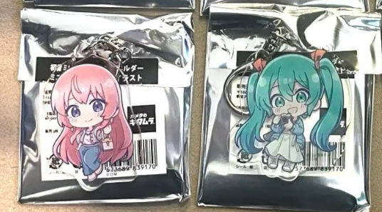 DailyNegitoro's tweet photo. Day 765: Camera Kitamura Mikuluka keychains! #初音ミク #巡音ルカ #ネギトロ #negitoro #mikuluka #VOCALOID https://t.co/4RsRTqJxzf