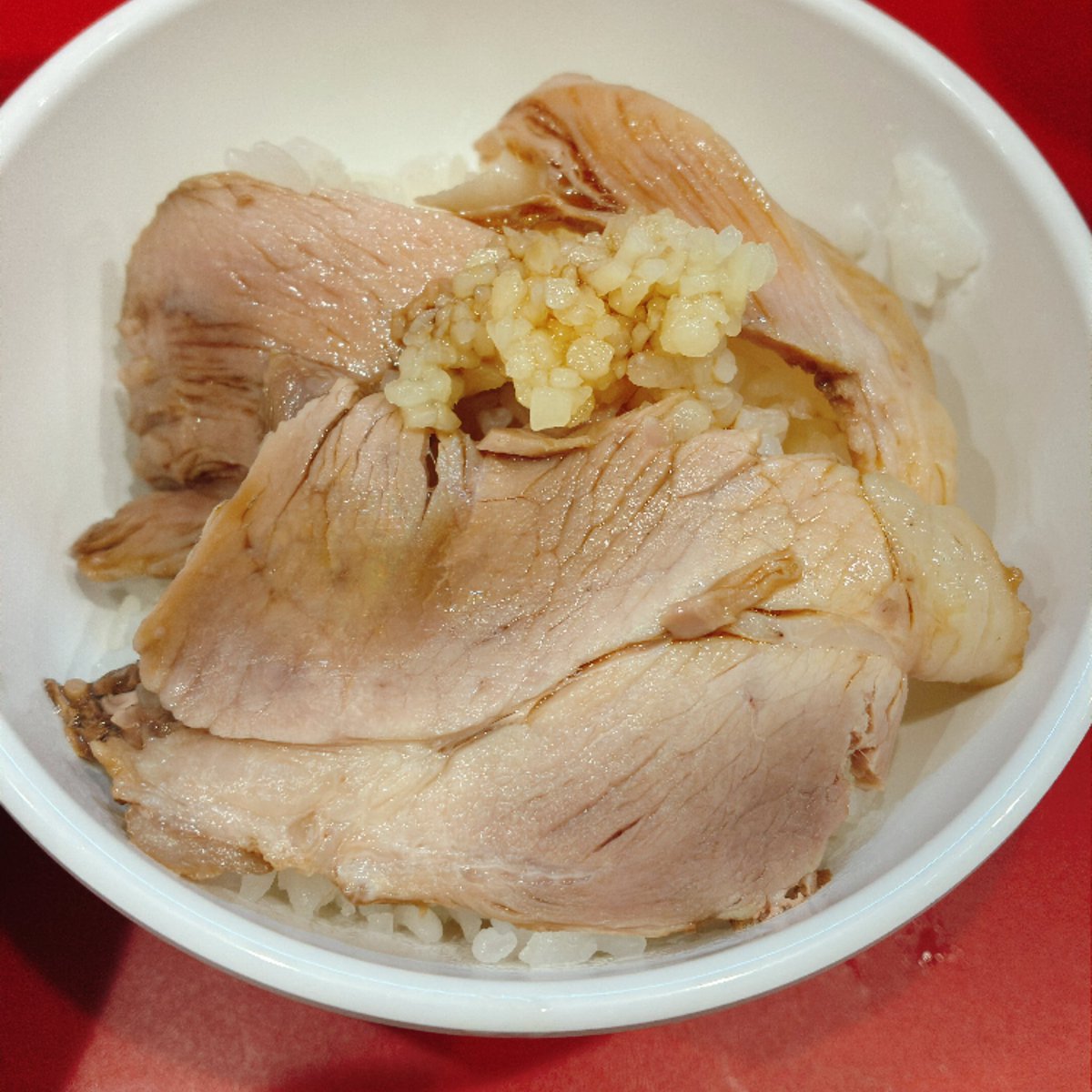 tomosaku's tweet photo. 特筆はチャーシューで、トロトロで舌に溶け味もしみしみで美味い。脂身多めは個人的には嬉しい。

ライスはお店のお勧めに従い、焼豚、刻みニンニク、醤油をかけて喫食。トロトロ肉に朝からニンニクの背徳感と重なりこれまた美味し。

朝から胃のシャキッとした人に勧めたいお店。 https://t.co/z9Ir1t8O1F