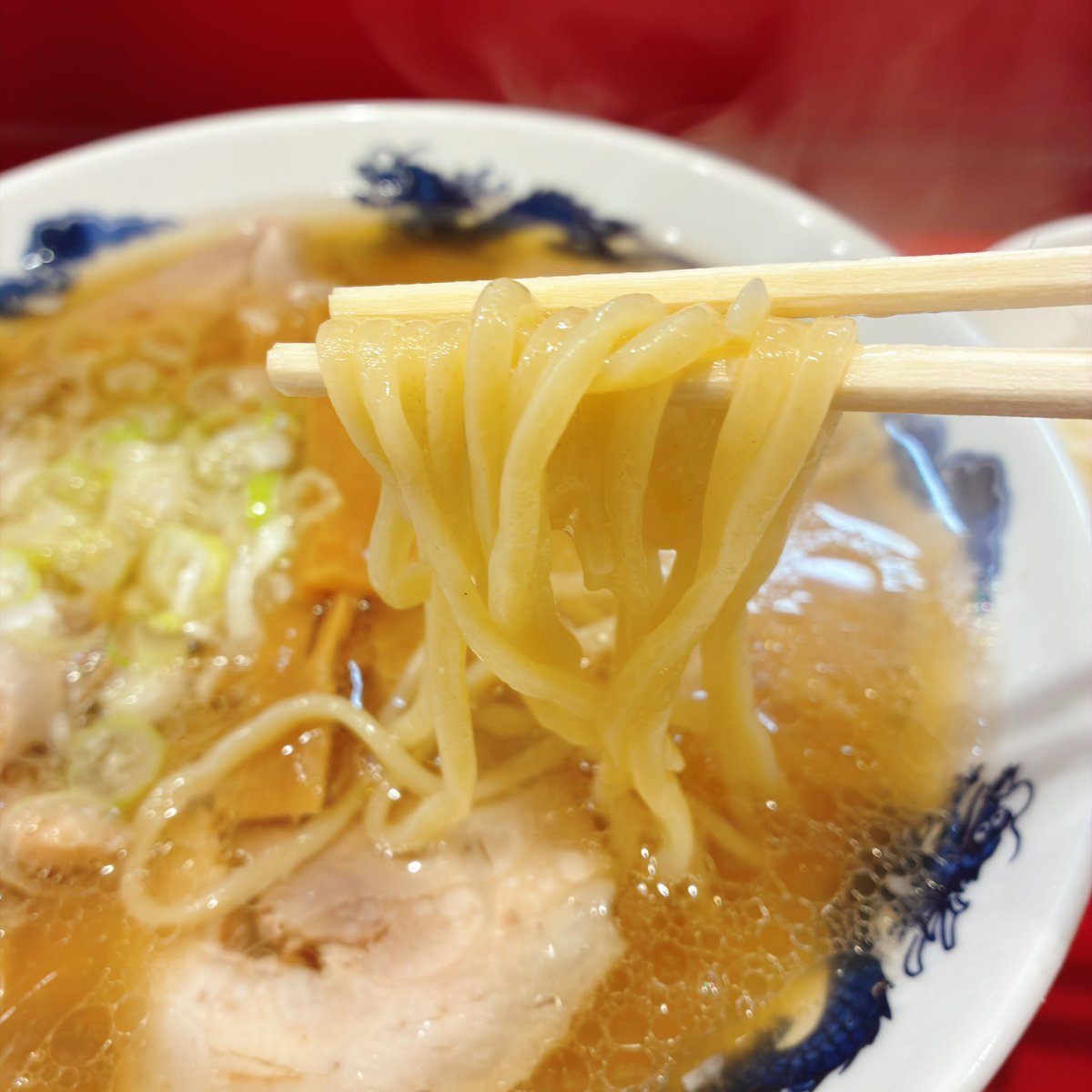 tomosaku's tweet photo. クリア豚骨とのことだがなるほど感。澄んですっきりとしているが、飲み進めると豚骨のコクが口中に染みてきて美味い。油は多めなので、朝から食べるにはヘビーに感じる人もいるかも。

中太麺もあっさり寄りで、少し柔めだがコシと歯ごたえはしっかり。つるつるの喉越しが良き。 https://t.co/gXggiSHL6R