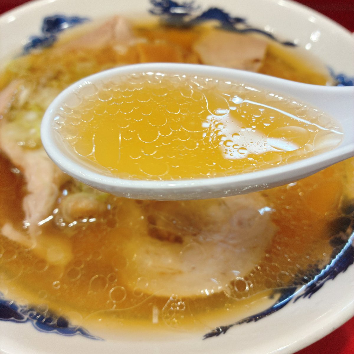 tomosaku's tweet photo. クリア豚骨とのことだがなるほど感。澄んですっきりとしているが、飲み進めると豚骨のコクが口中に染みてきて美味い。油は多めなので、朝から食べるにはヘビーに感じる人もいるかも。

中太麺もあっさり寄りで、少し柔めだがコシと歯ごたえはしっかり。つるつるの喉越しが良き。 https://t.co/gXggiSHL6R