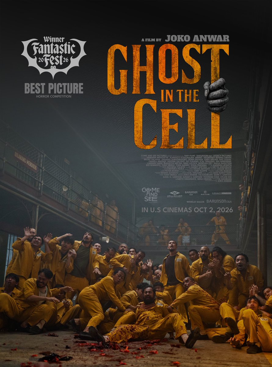 jokoanwar's tweet photo. SIARAN PERS

Ghost in the Cell Menang Best Picture di Fantastic Fest 2026, Bersiap Tayang di Bioskop Amerika Serikat

Film horor Indonesia karya Joko Anwar meraih penghargaan tertinggi dalam Horror Competition di festival film genre terbesar di Amerika Serikat. Hak distribusinya telah terjual ke 148 negara.

JAKARTA, 23 September 2026 — Ghost in the Cell memenangkan Best Picture dalam Horror Competition di Fantastic Fest 2026, Austin, Texas. Kemenangan film yang ditulis dan disutradarai Joko Anwar ini diumumkan menjelang penayangannya di bioskop Amerika Serikat mulai 2 Oktober 2026 melalui distributor Well Go USA.

Penghargaan tersebut menjadi capaian penting bagi perfilman horor Indonesia. Fantastic Fest merupakan festival film genre terbesar di Amerika Serikat, yang mempertemukan film-film dari berbagai negara dengan penonton dan pelaku industri genre. Di tengah kompetisi internasional itu, Ghost in the Cell terpilih sebagai film terbaik dalam kategori horor.

Perjalanan film ini melampaui festival. Hak distribusi Ghost in the Cell telah terjual ke 148 negara, menunjukkan luasnya minat pasar internasional terhadap film genre Indonesia. Rilis bioskop di Amerika Serikat pada 2 Oktober mendatang menjadi langkah berikutnya: penonton di negara tempat Fantastic Fest berlangsung akan segera dapat menyaksikan film pemenang Horror Competition ini di layar lebar.

Berlatar sebuah penjara yang dikuasai petugas korup dan perseteruan antarkelompok narapidana, Ghost in the Cell mengikuti para penghuninya ketika serangkaian pembunuhan mengerikan memaksa mereka bersatu menghadapi ancaman yang tak terlihat. Film ini memadukan horor, komedi gelap, aksi, dan kritik sosial. Kisah yang lahir dari pengalaman sosial Indonesia itu kini menjangkau penonton lintas negara.

Kemenangan di Fantastic Fest melanjutkan perjalanan internasional Ghost in the Cell setelah pemutaran perdana dunianya dalam program Forum di Berlin International Film Festival 2026. Film ini telah tayang di bioskop Indonesia sejak 16 April 2026 dan telah diputar di 22 festival film prestisius dunia.

Ghost in the Cell diproduseri Tia Hasibuan dan diproduksi Come and See Pictures bersama Rapi Films, Barunson E&A, dan Legacy Pictures. Film ini dibintangi antara lain oleh Abimana Aryasatya, Endy Arfian, Bront Palarae, Morgan Oey, dan Lukman Sardi.