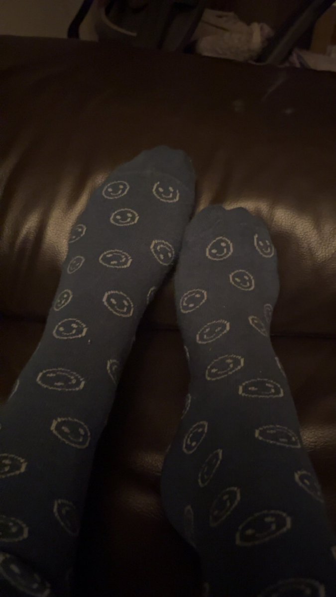 Mlle_MorganeX's tweet photo. Le remède quand tu es en arrêt et que tu n’arrives pas à dormir ? Mettre des chaussettes fun. 😌🤣
On valide ou pas ? 🧦😈
#Insomnie #ChaussettesFun #TeamNoSleep #NuitBlanche #PetitPlaisir #SoftDomme #FrenchGirl https://t.co/9JslxMuMfw