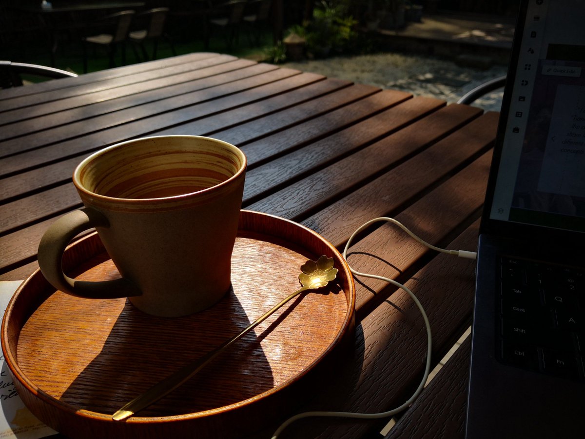 ernayan92894354's tweet photo. Just caught a sunbeam turning the dust on my coffee table into tiny gold stars—tidying’s little secret joy ， https://t.co/qGfbLWEnC6