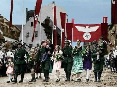 Clear14___88's tweet photo. According to the Munich Agreement, the Sudetenland is annexed to the German Reich.The soldiers of the Wehrmacht march through the streets of As accompanied by Sudeten German children. https://t.co/P09uy529Zi