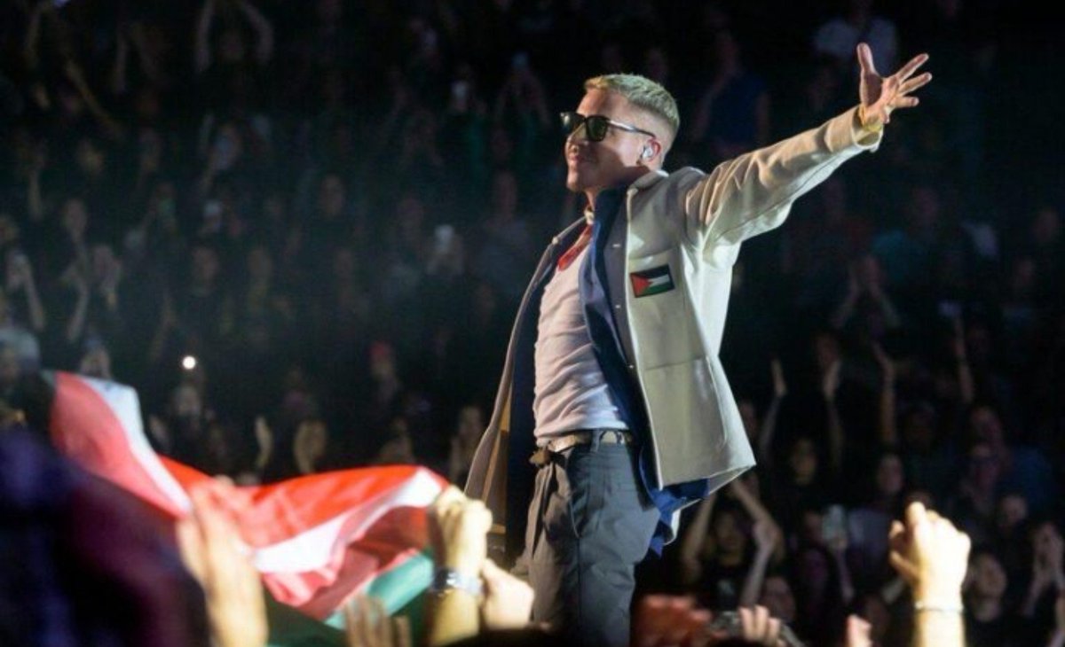 rkmndsfilm's tweet photo. ED SHEERAN MERASA DITINGGALKAN KELUARGA.

Ed Sheeran menangis mengaku merasa teman dan keluarganya mulai menjauh di tengah kontroversi setelah Macklemore dikeluarkan dari tur. Kontroversi itu sendiri bermula setelah Macklemore menyuarakan “Free Palestine” di atas panggung. 

FREE PALESTINE!!!
