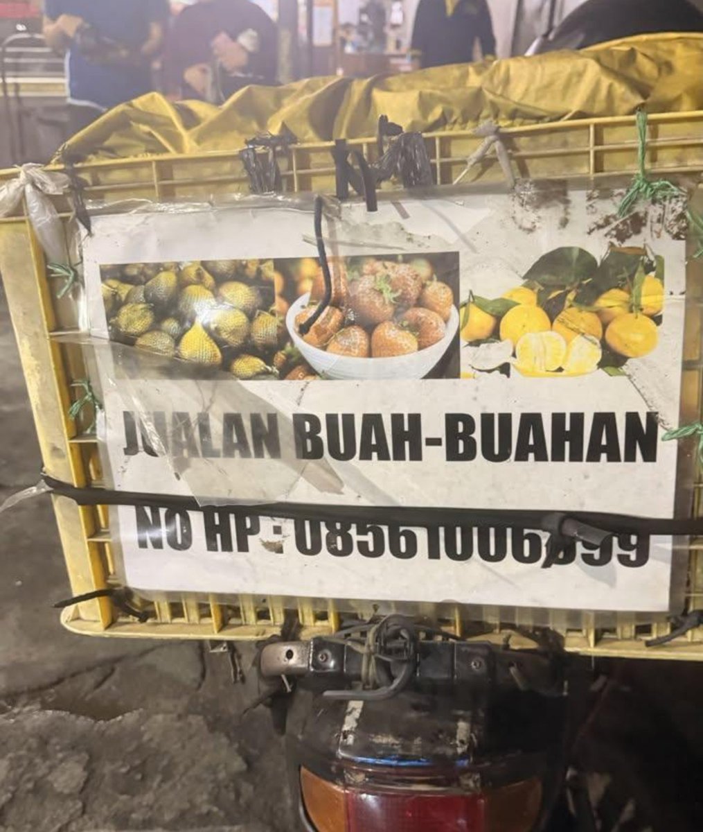 LiaAfri03881071's tweet photo. Kalau di sekitaran Rawamangun terus papasan sama Bapak ini, boleh berhenti sebentar yaah buat beli jualan beliau. 
Beliau jualan buah dan sepertinya tadi yang dibawa cuma salak.
Harganya murah banget cuma 10rb per bungkus dan rasanya enak manis.
Bapaknya sabar nunggu pembeli, enggak sambil mer*kok, bener bener nunggu sambil diem sampai ketiduran karena sepertinya sudah cukup lelah hehe. 
Sehat sehat terus pokoknya buat Bapak. 😊🙏🏻
cc twsebayang