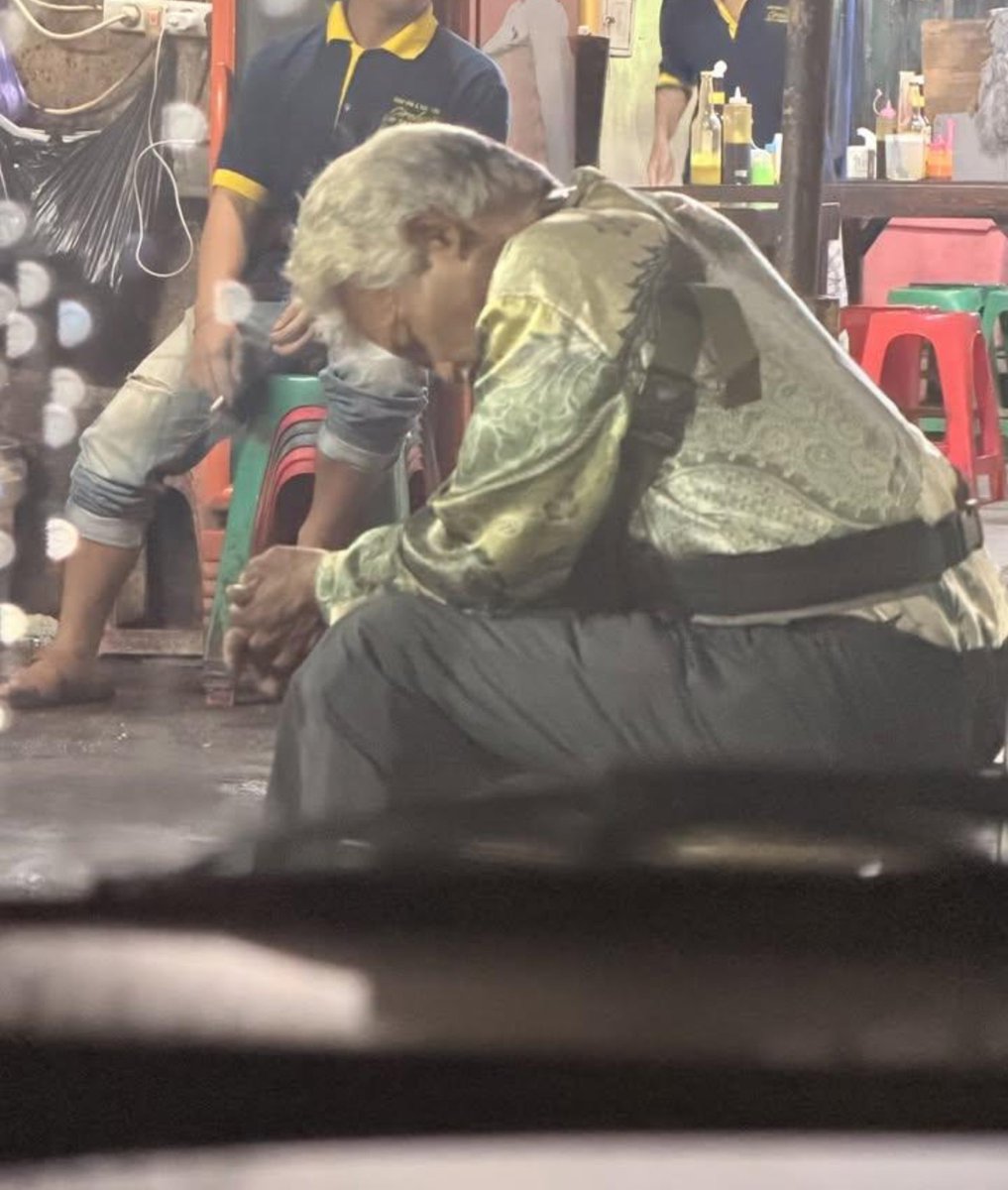 LiaAfri03881071's tweet photo. Kalau di sekitaran Rawamangun terus papasan sama Bapak ini, boleh berhenti sebentar yaah buat beli jualan beliau. 
Beliau jualan buah dan sepertinya tadi yang dibawa cuma salak.
Harganya murah banget cuma 10rb per bungkus dan rasanya enak manis.
Bapaknya sabar nunggu pembeli, enggak sambil mer*kok, bener bener nunggu sambil diem sampai ketiduran karena sepertinya sudah cukup lelah hehe. 
Sehat sehat terus pokoknya buat Bapak. 😊🙏🏻
cc twsebayang