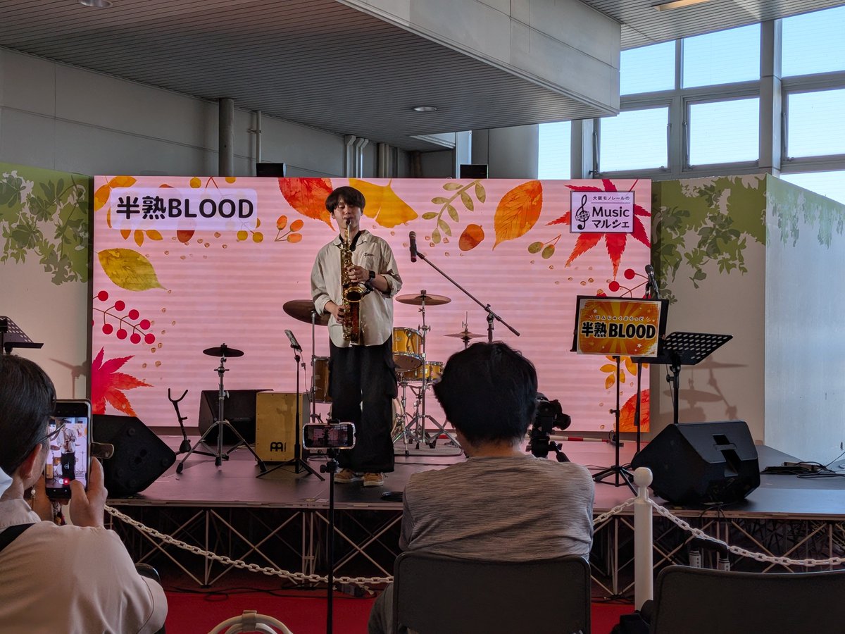 shamoni_san's tweet photo. 昨日(９月２２日)の夕方は大阪モノレール万博記念公園駅コンコースでの「Musicマルシェ」に半熟BLOODさん出演というので見に。うさをさんのサックスソロあり、ハプニング❓️もありながらも楽しめました。#大阪モノレールのMusicマルシェ #半熟BLOOD https://t.co/nsLzOCS41Z