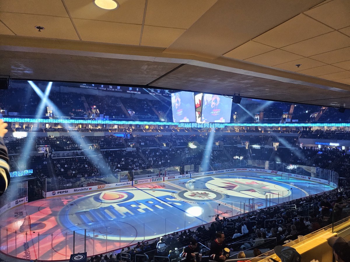 Mutineer7766's tweet photo. Let's go Jets. The suite experience. https://t.co/NZQZKchudx