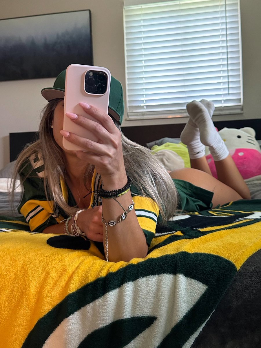 Miaskyeo7y's tweet photo. Tray smack can smack day for the w💚💛 https://t.co/hz0VScXySC