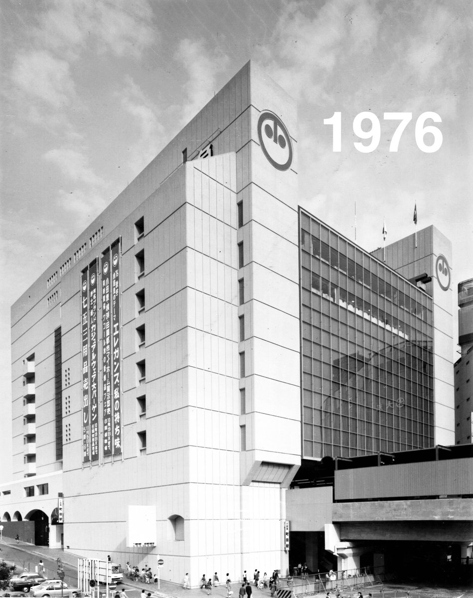 odakyu_m's tweet photo. 1976年開店当時と、2026年現在の写真を並べてみました。
当時はなかった歩道橋がありますね。隣にはビルも建ちました。町田の皆さまとともに歩んだ50年。感謝の気持ちを胸に本日も営業してまいります✨ https://t.co/iYaJjaUwew