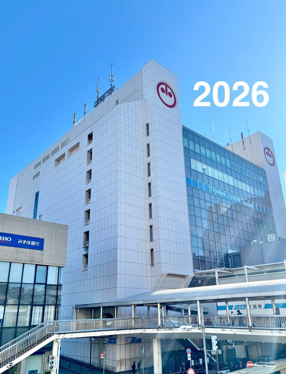 odakyu_m's tweet photo. 1976年開店当時と、2026年現在の写真を並べてみました。
当時はなかった歩道橋がありますね。隣にはビルも建ちました。町田の皆さまとともに歩んだ50年。感謝の気持ちを胸に本日も営業してまいります✨ https://t.co/iYaJjaUwew